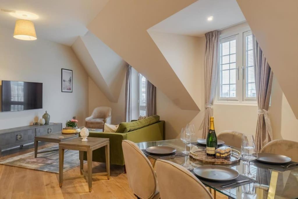 Luxury Penthouse - Castle Views - 2 Bed & Parking Apartment Уиндзор Екстериор снимка