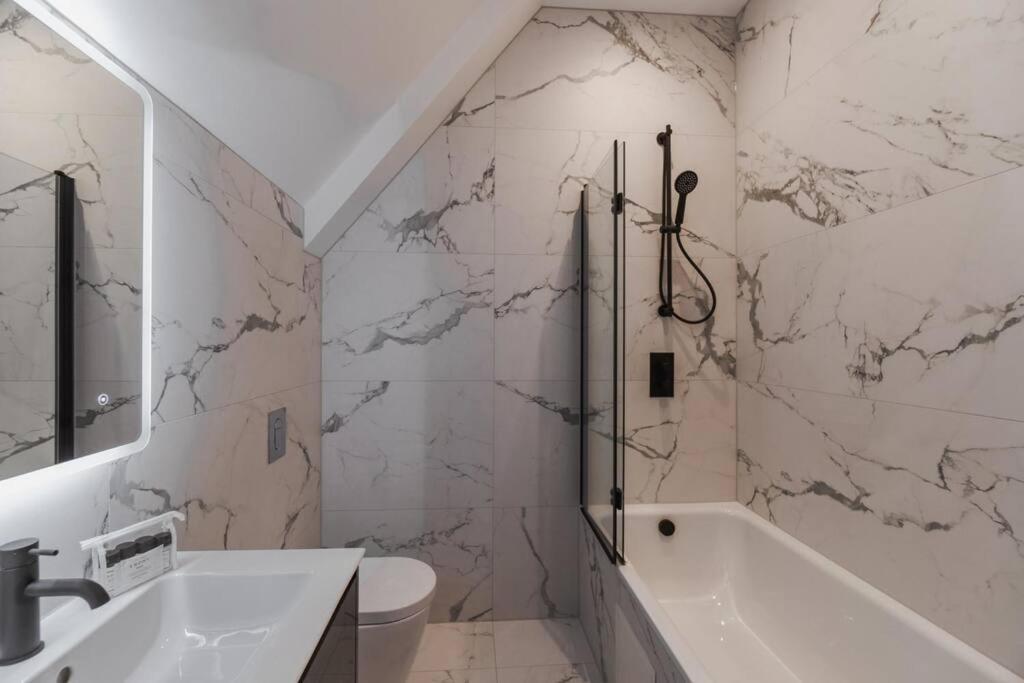 Luxury Penthouse - Castle Views - 2 Bed & Parking Apartment Уиндзор Екстериор снимка