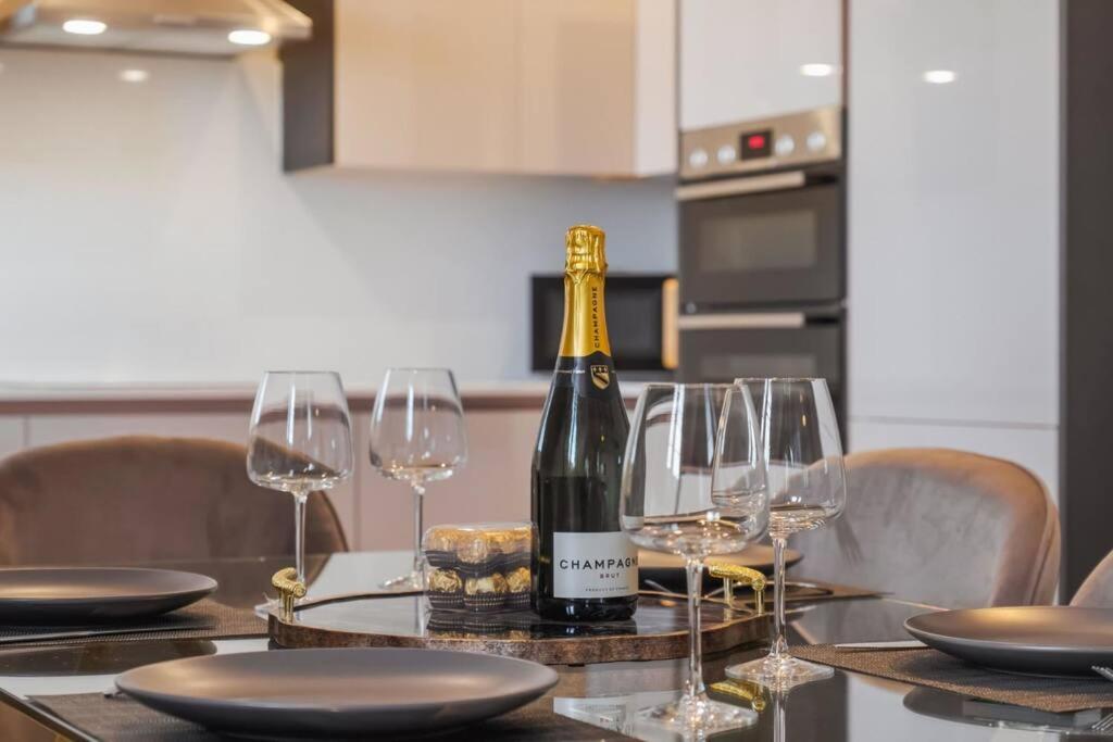 Luxury Penthouse - Castle Views - 2 Bed & Parking Apartment Уиндзор Екстериор снимка