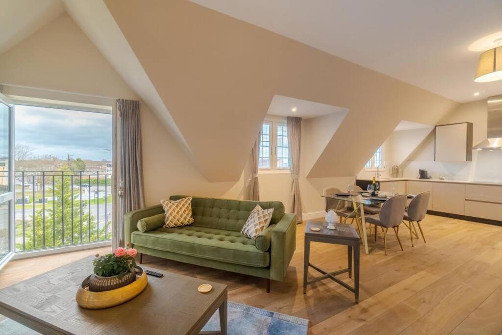 Luxury Penthouse - Castle Views - 2 Bed & Parking Apartment Уиндзор Екстериор снимка